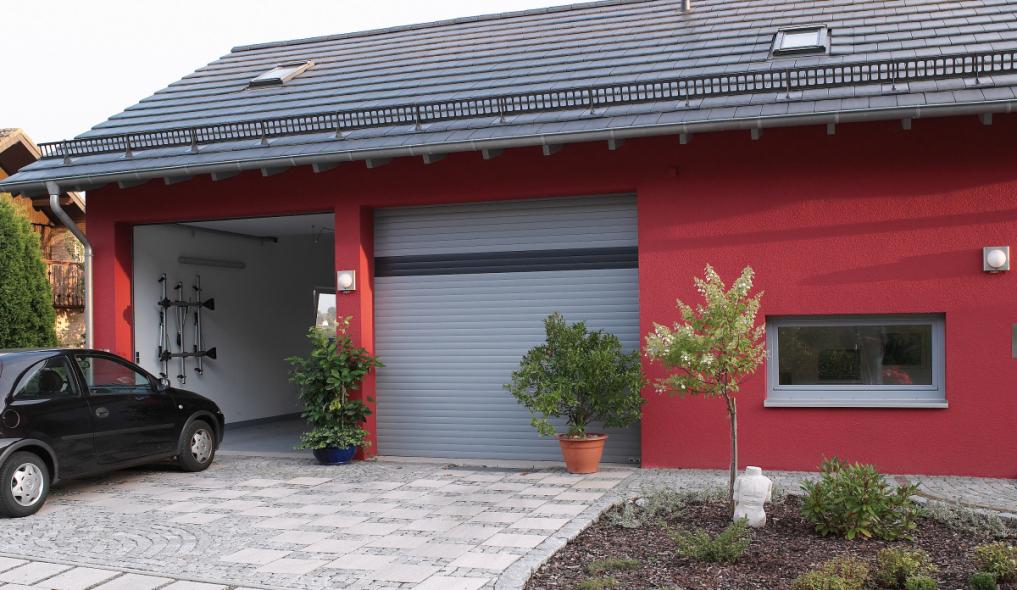 Garagentor grau bei Haus in rot 