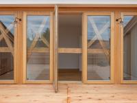 Bodentiefe Holz-Fenster auf Terrasse