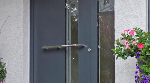 Haustür in anthrazit mit Lichtausschnitt und Glas-Seitenteil