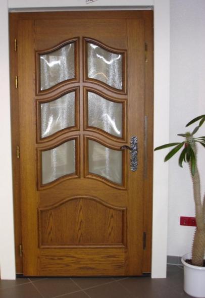 Holzhaustür mit sechs Milchglas-Lichtausschnitten 