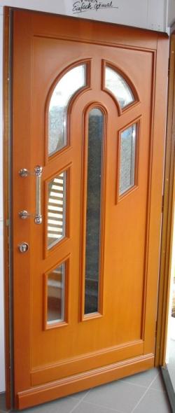 Holzhaustür mit sechs Lichtausschnitten