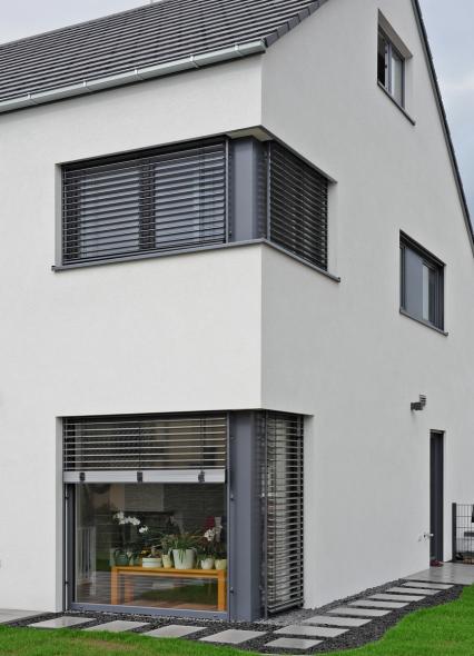 Fenster in anthrazit mit Sonnenschutz 