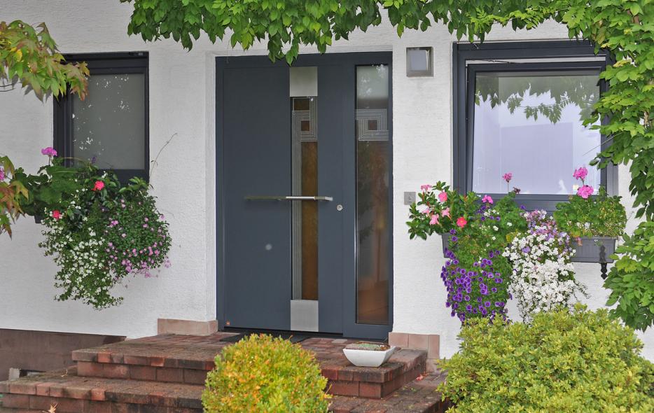 Haustür in anthrazit mit Lichtausschnitt und Glas-Seitenteil 